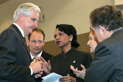 Condoleezza Rice conversa con Michel Barnier, ministro francés de Exteriores (izquierda), ayer en Vilna.