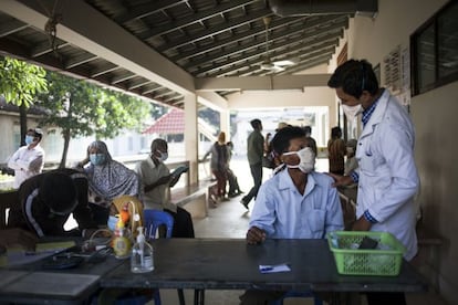 Algunos pacientes esperan su turno para ser atendidos en el hospital de Kampong Cham, una población que se encuentra a 130 kilómetros de la capital de Camboya, Phnom Penh, y donde la organización Médicos Sin Fronteras dispone de una unidad de diagnóstico y tratamiento en la que trabaja desde hace 20 años. Antes de que los enfermos reciban un reconocimiento más exhaustivo, los doctores toman la presión arterial y controlan su fiebre. De esta manera, pueden tener una primera idea de si el paciente puede estar o no contagiado. La mascarilla debe ser usada tanto por el personal sanitario como por los pacientes debido al elevado riesgo de contagio de esta enfermedad.