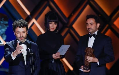 Rodrigo Sorogoyen recoge el premio a mejor director, este sábado en Sevilla.