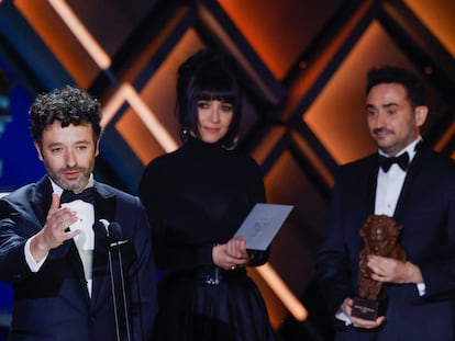 Rodrigo Sorogoyen recoge el premio a mejor director, este sábado en Sevilla.