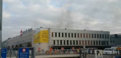 Humo en la terminal de salidas del aeropuerto de Bruselas.