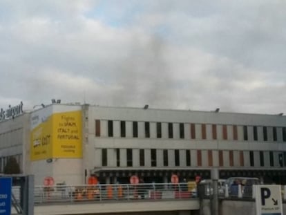 Humo en la terminal de salidas del aeropuerto de Bruselas.