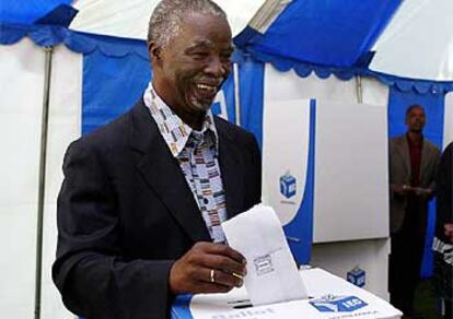 El presidente surafricano y claro favorito a la relección, Thabo Mbeki, deposita su voto en Pretoria.
