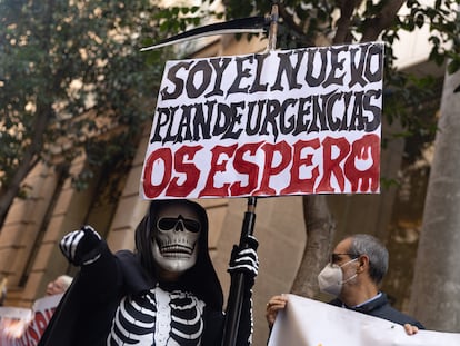 Una médico disfrazado de la muerte, durante una concentración frente a la Consejería de Sanidad, el pasado 7 de noviembre.
