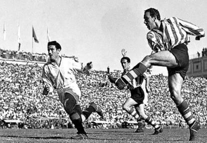 Zarra, en uno de sus remates viscerales, durante una final de la Copa entre el Athletic y el Valladolid.