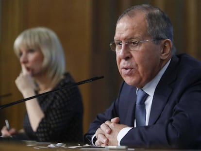 Sergei Lavrov y la portavoz de Exteriores, Maria Zakharova, en la conferencia anual del ministerio en Mosc&uacute; este lunes.