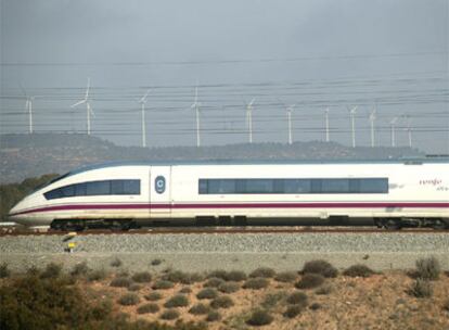 Un tren AVE fabricado por Siemens, con destino a Madrid, pasa por Vimbodí, en la comarca de Conca de Barberà (Tarragona).