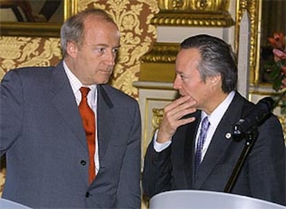 Josep Piqué, ayer en París con su homólogo francés Hubert Vedrine.