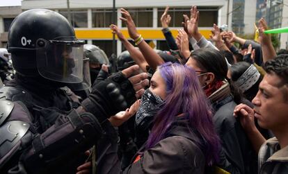 Un grupo de manifestantes se enfrenta a la policía en Quito.