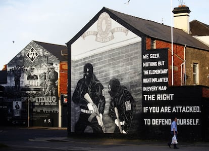 El conflicto armado de Irlanda del Norte, que inició el 8 de octubre de 1968 (cuando una manifestación en Derry de la Asociación por los derechos civiles de Irlanda del Norte fue reprimida por los agentes), acabó con la vida de más de 3.500 personas. En la imagen, un hombre camina frente a un mural paramilitar del bando lealista, en Belfast. <br> <br> <br> FE DE ERRORES: Inicialmente la fotogalería se titulaba "20 años de paz tras 30 de conflicto y 3.500 muertos". Este titular es incorrecto, porque este 10 de abril se celebra el 19 aniversario y no el 20 de los acuerdos del Viernes Santo.