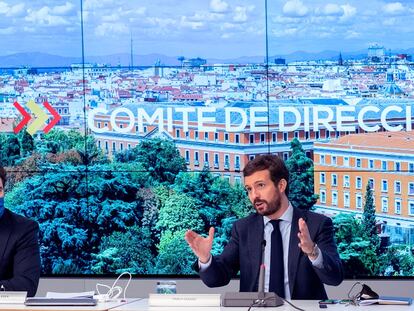 El presidente del PP, Pablo Casado (derecha) y el secretario general del PP, Teodoro García Egea, durante a reunión del Comité de Dirección de la formación, a finales de febrero.