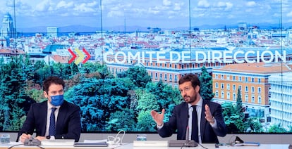 El presidente del PP, Pablo Casado (derecha) y el secretario general del PP, Teodoro García Egea, durante a reunión del Comité de Dirección de la formación, a finales de febrero.