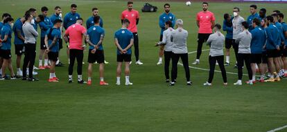 Los jugadores del Athletic escuchan las órdenes de Marcelino. / ALEJANDRO RUESGA