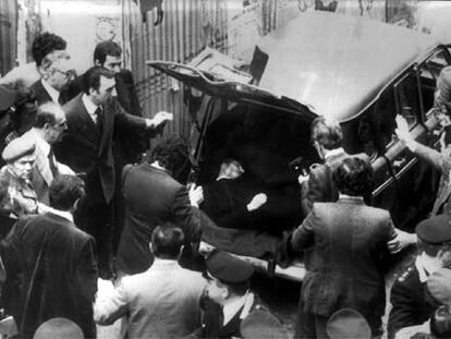 El cadáver de Aldo Moro, tal como fue hallado en el maletero de un coche en 1978, tras 55 días de secuestro.