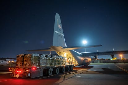 En una foto difundida por las fuerzas armadas estadounidenses, un camión carga ayuda humanitaria a Gaza en un avión C-130 de la Fuerza Aérea de EE UU.