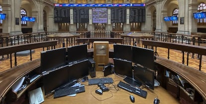 Ordenadores en el interior del Palacio de la Bolsa de Madrid (España)