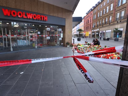 Flores y velas frente a la tienda del centro de Wurzburgo (Baviera) donde fueron asesinadas tres mujeres en un ataque con cuchillo.