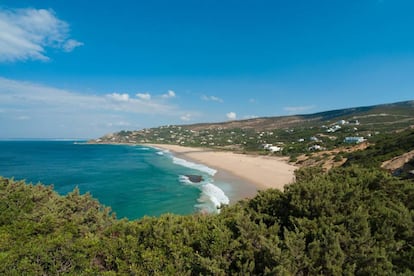 Se halla en un culo de saco accesible por Zahara de los Atunes y la vigila una torre almenara reconvertida en faro. Tal es la calidad de la arena que uno cae en el agotamiento al poco de pisarla. Sabían lo que se hacían los excombatientes de la II Guerra Mundial al elegirla. Ni deportes náuticos ni levante que importunen al bañista. Tampoco corrientes traicioneras.