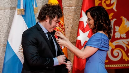 La presidenta de la Comunidad de Madrid, Isabel Díaz Ayuso, entrega la Medalla Internacional de la Comunidad de Madrid al presidente de Argentina, Javier Milei, en la sede del Gobierno regional.