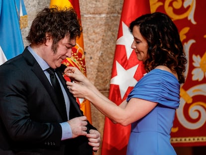La presidenta de la Comunidad de Madrid, Isabel Díaz Ayuso, entrega la Medalla Internacional de la Comunidad de Madrid al presidente de Argentina, Javier Milei, en la sede del Gobierno regional.