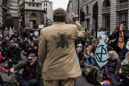 Integrantes de Extinction Rebellion ocuparon el distrito financiero londinense. En su declaración decían: "Las finanzas representan casi una décima parte de la economía británica, y desempeñan un papel fundamental en el sistema tóxico que está matando nuestro mundo. Nueve de los mayores inversores en energías fósiles del mundo en los últimos tres años tienen su sede en la City". Londres, 14 de octubre de 2019.