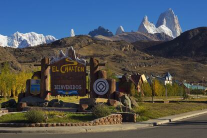 El Chaltén, destartalado núcleo urbano en la Patagonia argentina y puerta al fabuloso parque nacional de Los Glaciares, está habitado por artesanos, estudiantes y gentes de paso, pero goza de un ambiente muy relajado y de su oficiosa condición de capital argentina del senderismo. Además, es la ciudad más joven del país –en 2015 cumple 30 añitos– y conviene visitarla ya, antes de que se ponga más de moda y pierda su encanto.