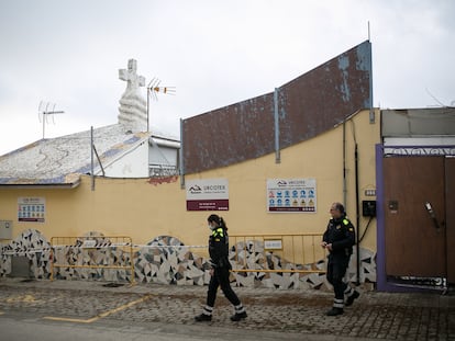 Una pareja de Guardia Urbana pasa junto a la vivienda expropiada de la calle Labèrnia, en el Turó de la Rovira.