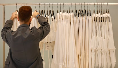 Un trabajador de un comercio textil.