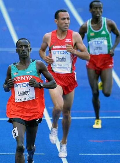 Jamel Chatbi entra en la meta tras el keniano Ezekiel Kemboi y por delante del etíope Jacob Jarso en el Mundial de Berlín.