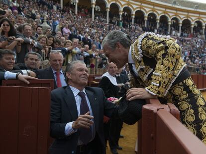 Espartaco brinda un toro a su padre la tarde de su retirada en Sevilla, el 5 de abril de 2015.