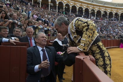 Espartaco brinda un toro a su padre la tarde de su retirada en Sevilla, el 5 de abril de 2015.