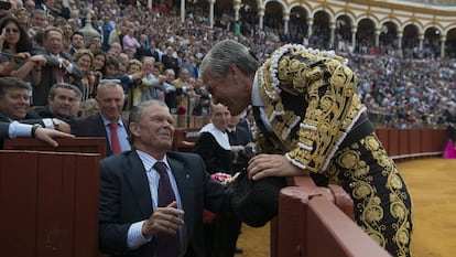 Espartaco brinda un toro a su padre la tarde de su retirada en Sevilla, el 5 de abril de 2015.