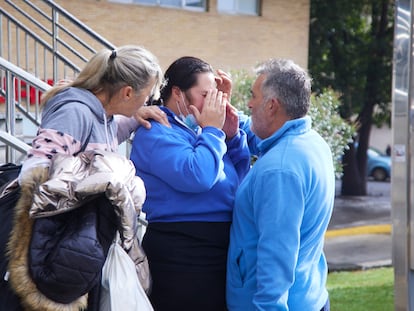 La madre del niño junto a sus padres, el viernes en la puerta del Hospital Virgen del Rocío de Sevilla.