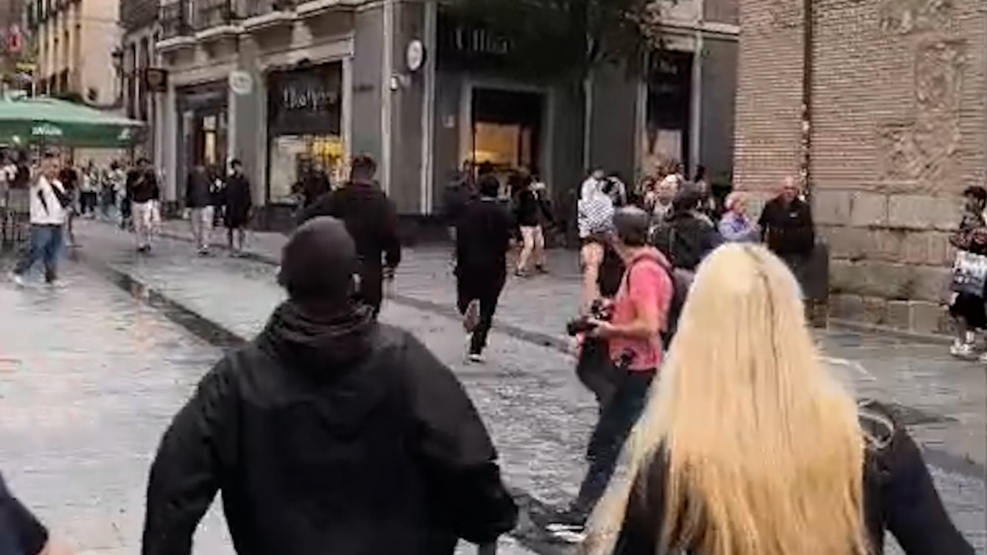 Vito Quiles abandona la plaza de Sol tras un enfrentamiento físico entre algunos manifestantes y su equipo