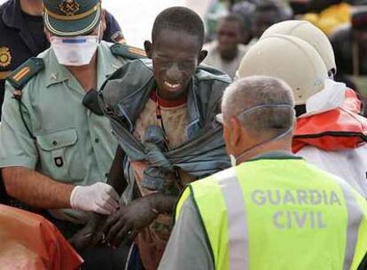 Un inmigrante muestra su mano dañada al bajar de un cayuco en Tenerife en septiembre de 2006.