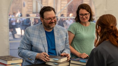 Brandon Sanderson firma libros este martes 15 de julio en el festival Celsius 232 de Avilés.