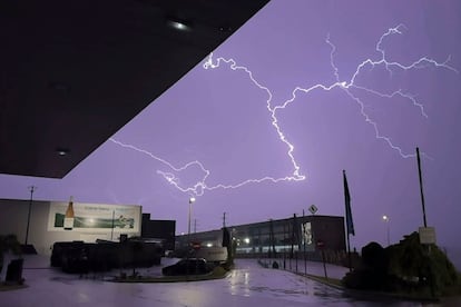   Electric storm this morning in southern Galicia. An Atlantic storm will enter the Peninsula this Friday and leave generalized rainfall that will run from the south to the north, according to the prediction of the State Meteorology Agency (Aemet). 