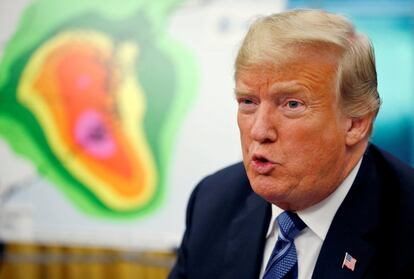El presidente de EE. UU., Donald Trump, habla durante una reunión de la Oficina Oval sobre los preparativos para el huracán Florence en la Casa Blanca en Washington (EE UU).