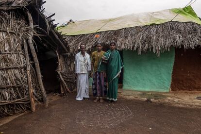 Bheemappa, su esposa Jaymma y su hija viven en una choza con el techo de hojas de palma que filtra el agua cada vez que llueve yen la aldea de Vadrahattie. Ellos son una de las familias beneficiarias del proyecto de colonias integradas de la FVF: 77 viviendas para los más pobres de este pueblo que cuentan con letrinas, acceso a agua y a electricidad y colegio. Están a punto de hacer la mudanza.