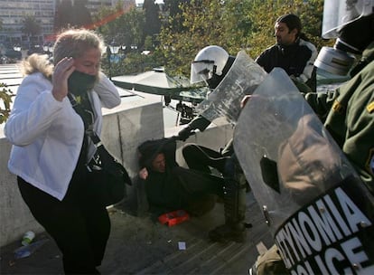 Un policía antidisturbios arremete contra un manifestante durante la protesta de ayer frente al Parlamento griego, en pleno centro de Atenas.