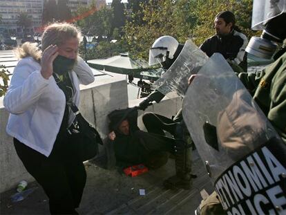 Un policía antidisturbios arremete contra un manifestante durante la protesta de ayer frente al Parlamento griego, en pleno centro de Atenas.