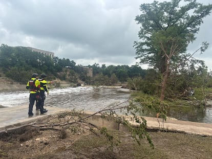 Socorristas laboran en las orillas del río Guadalupe, en Kerrville, Texas.