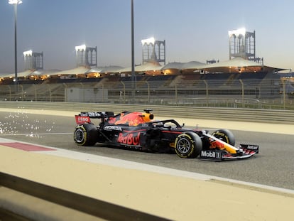 Max Verstappen, este domingo con su Red Bull en un entrenamiento en el Circuito Internacional de Bahréin.