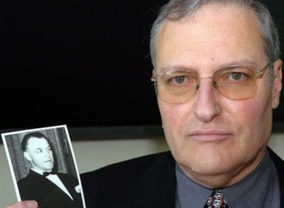 Efraim Zuroff, director del Centro Simon Wiesenthal, muestra una fotografía del criminal de guerra nazi Aribert Heim en 2005.