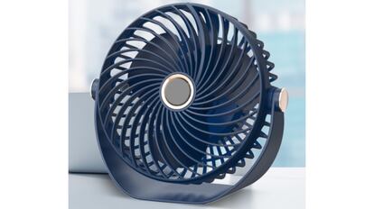 Este modelo de ventilador posee una dimensiones muy reducidas y se puede utilizar mientras se carga.