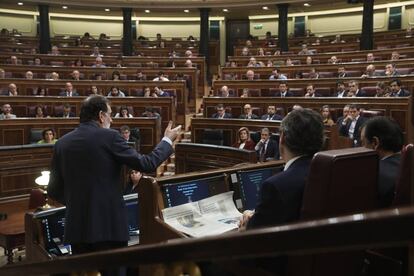 Mariano Rajoy se dirige a Albert Rivera en la sesión de control del Congreso.