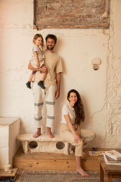 Cuando, tras más de un año de búsqueda, Minerva Capdevila, Mateo Fumero y la hija de ambos, Rita, se instalaron en esta casa-taller, lo hicieron a la manera de los antiguos colonos. “Al principio solo vivíamos en la parte del taller con una hornilla de camping. Tardamos más de dos años en acondicionar las partes de la casa. Realizamos la mayoría de los trabajos de renovación a medida que íbamos habitando el espacio”, explican. La casa, una antigua tintorería con un patio, venía muy marcada por las necesidades creativas de la pareja. “El desarrollo completo de nuestras piezas es un proceso complejo, y esta casa es modificable para adaptarse a las necesidades de cada momento”. Así, se buscó que tuviera terraza, “para los procesos que requieren estar al aire libre como lijados y lavados a presión”, y mucha luz natural “para fotografiar y componer piezas”. El resultado es un espacio de 120 metros cuadrados (metódicamente dividido en dos mitades) en los que el sello Turbina está presente en cada rincón. “Al igual que con Turbina, que no ha surgido de manera premeditada, sino como resultado de nuestras vivencias, en este espacio la frontera entre la vida personal y la laboral es difusa”.