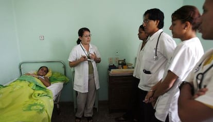 Médica conversa com estudantes de Medicina em Havana, em foto de arquivo.