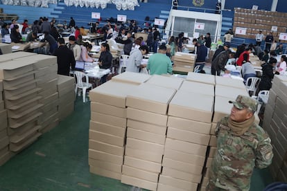 Trabajadores del Tribunal Supremo Electoral de Bolivia se preparan para las elecciones.