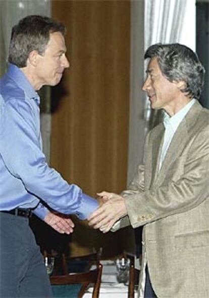 Blair saluda a l primir ministro japonés, Junichiro Koizumi, ayer en la localidad de Hakone.